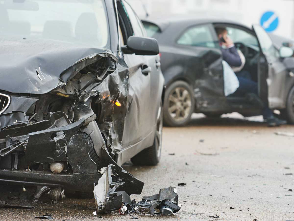 Autounfall von zwei schwarzen Autos