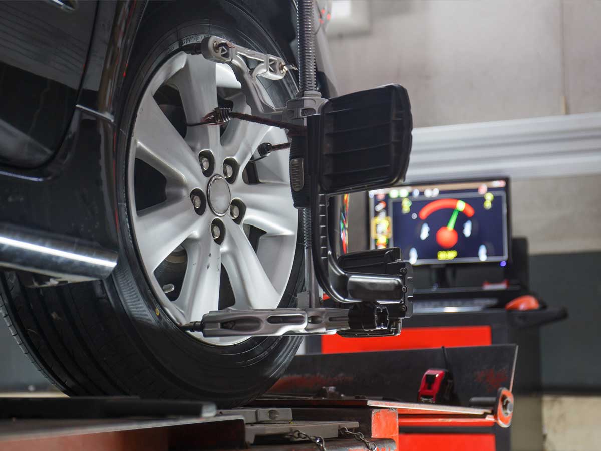 Detailaufnahme einer Achsvermessung beim Auto