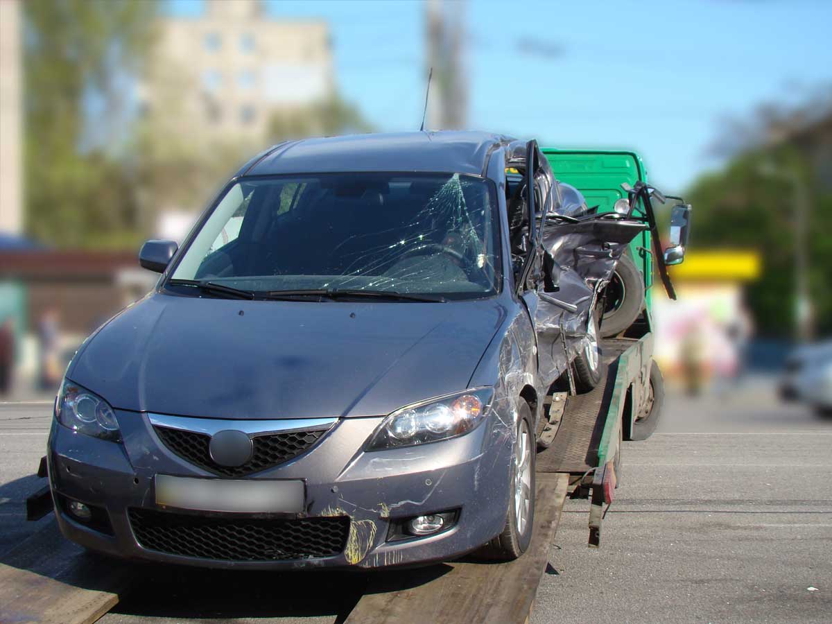 Silbernes Auto wird abgeschleppt